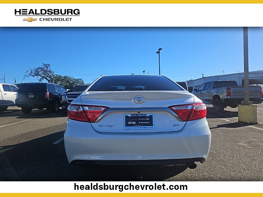 2015 Toyota Camry SE photo 4