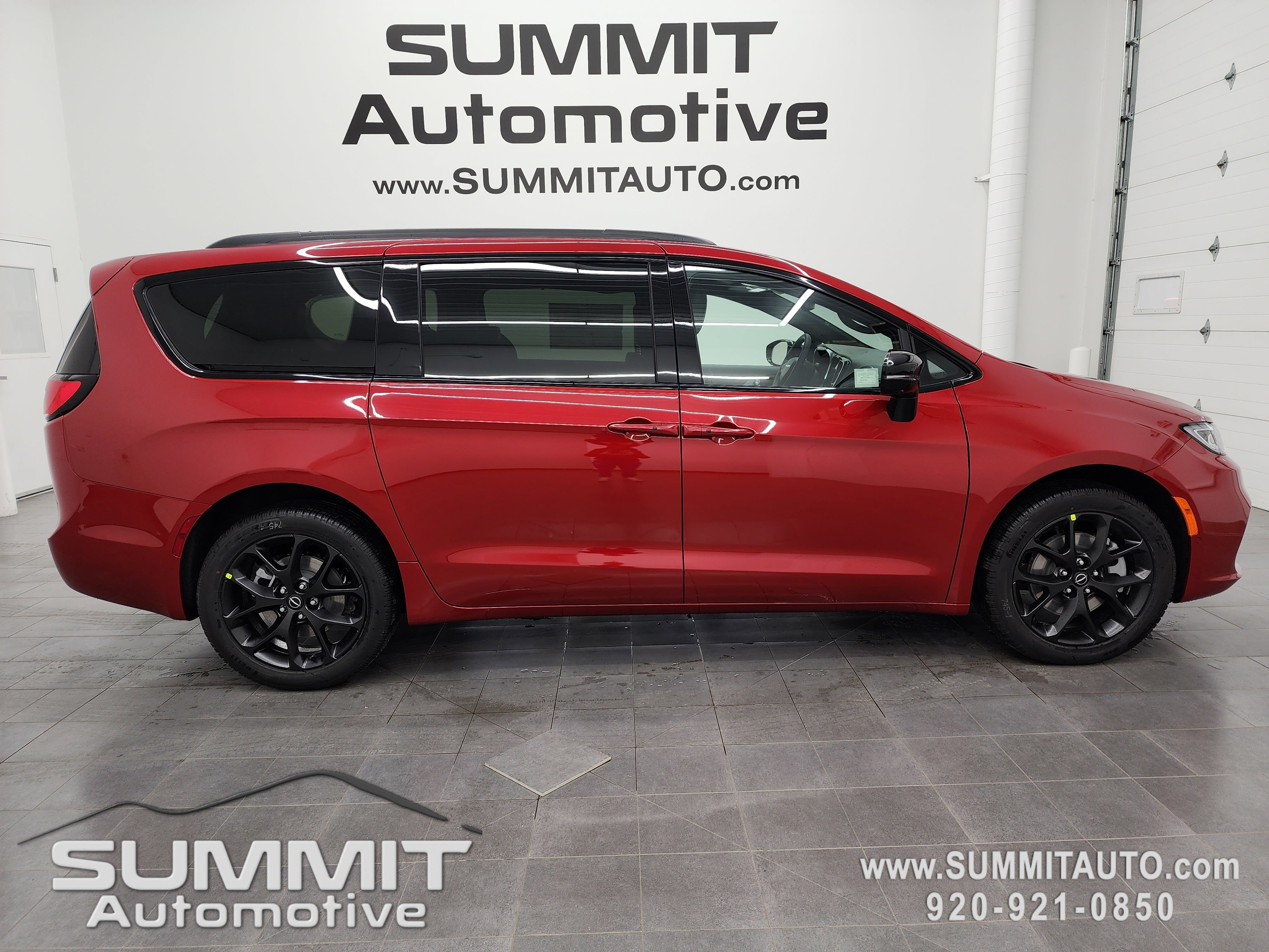 2026 Chrysler Pacifica Limited's photo