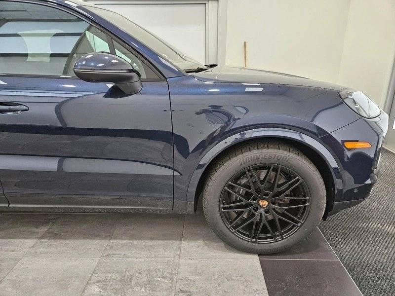 2025 Porsche Cayenne Base photo 10