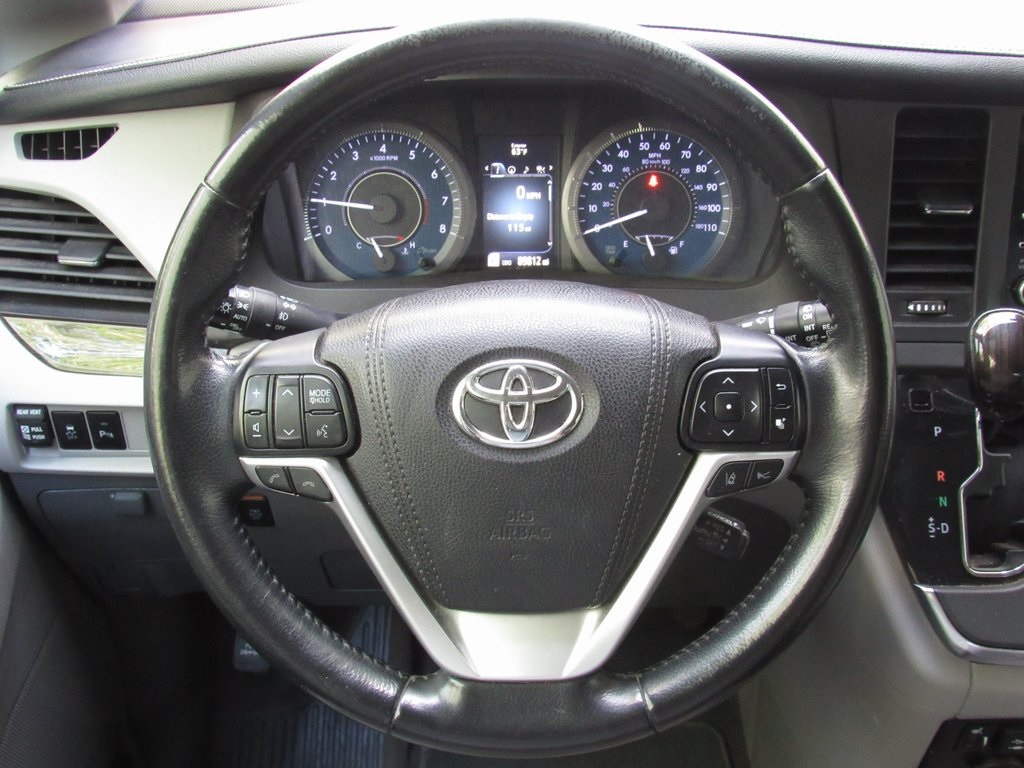 2018 Toyota Sienna XLE photo 25