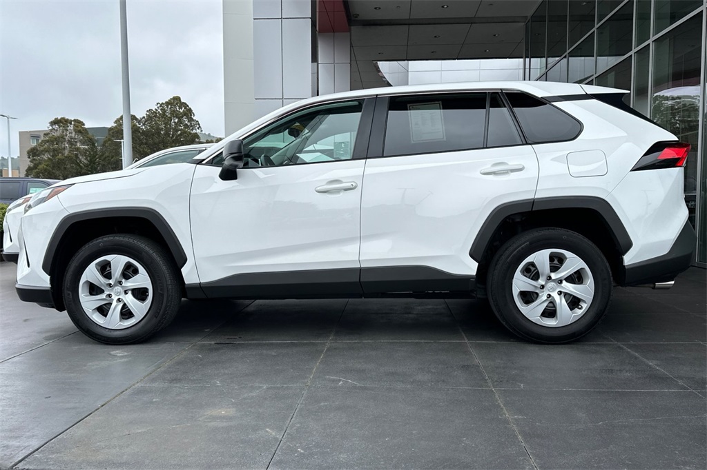 2024 Toyota RAV4 LE photo 3