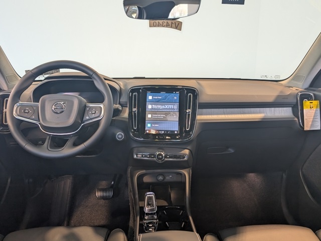2025 Volvo XC40 photo 9