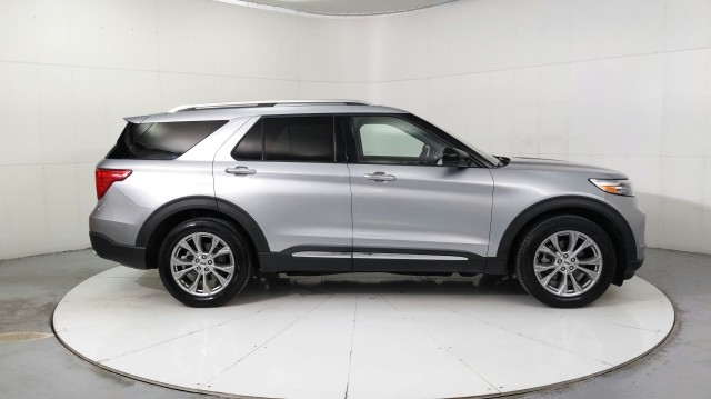 Used 2023 SILVER Ford Limited image 6