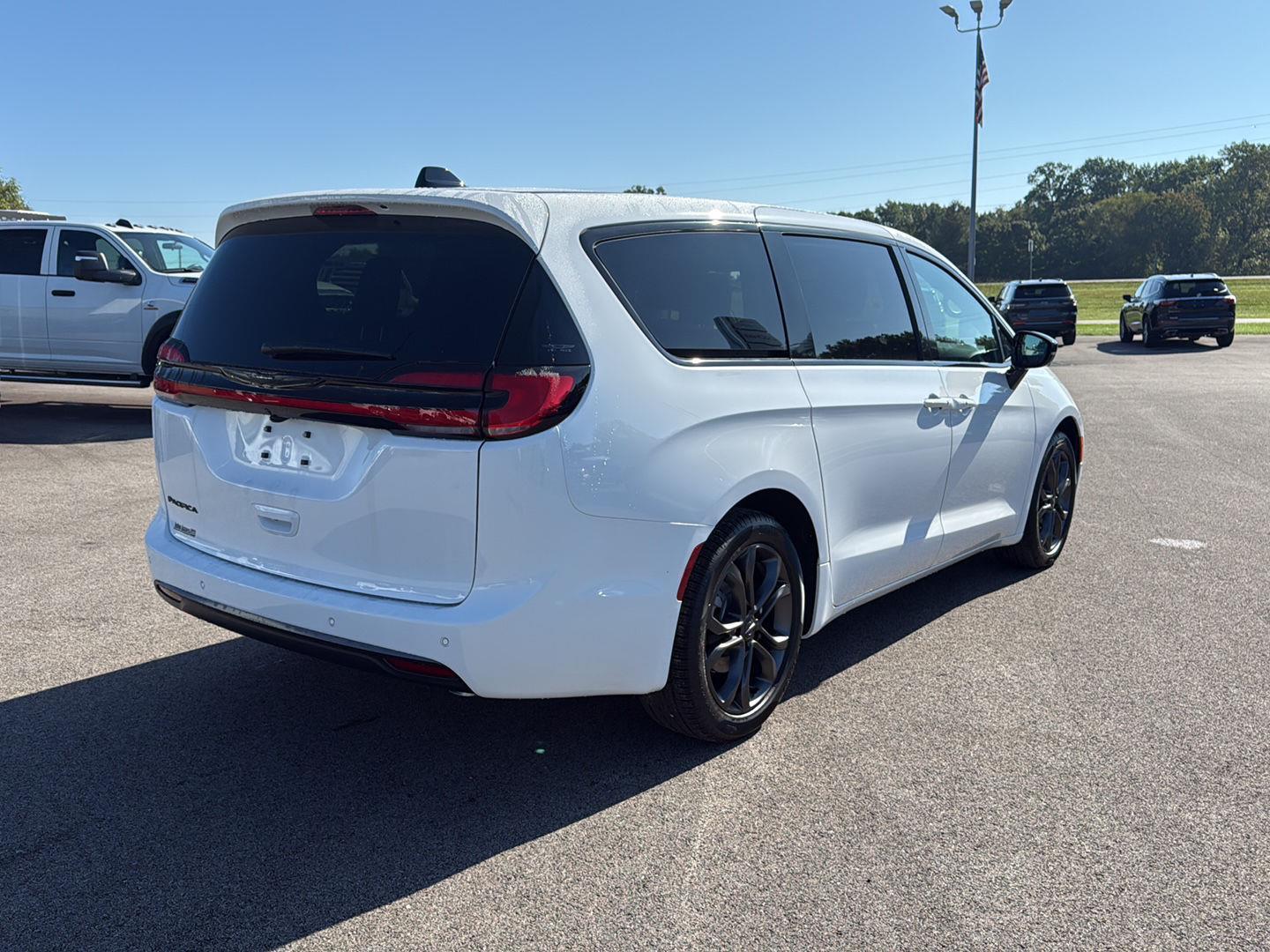 2026 Chrysler Pacifica photo 17