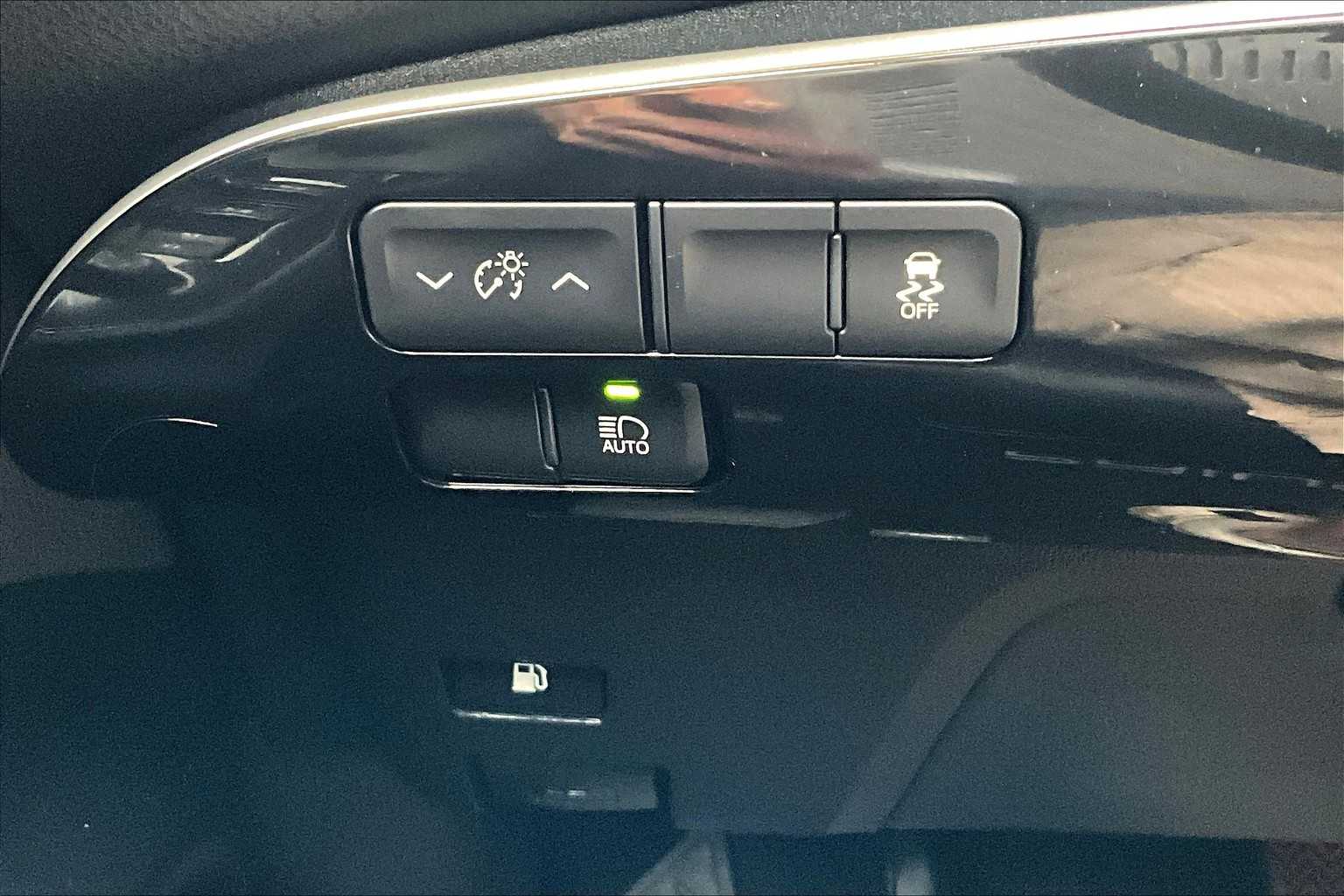 2016 Toyota Prius Three Touring photo 31