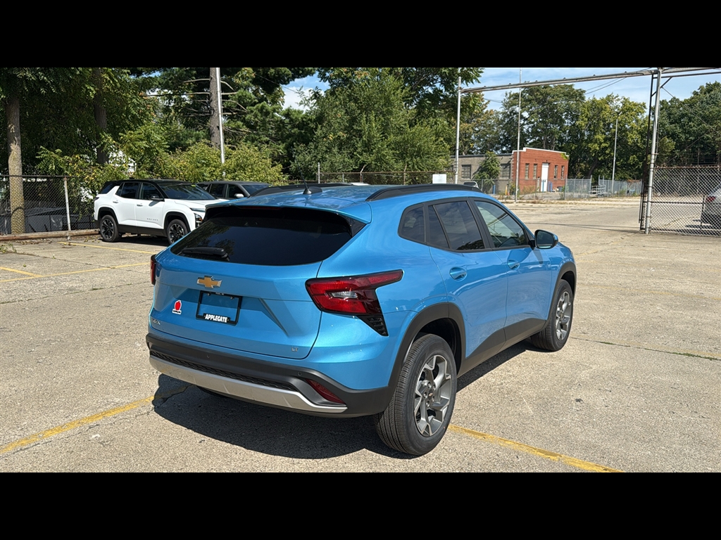 2025 Chevrolet Trax LT photo 4