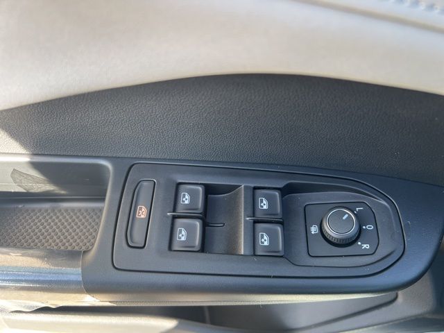 2025 Volkswagen Taos SE photo 13