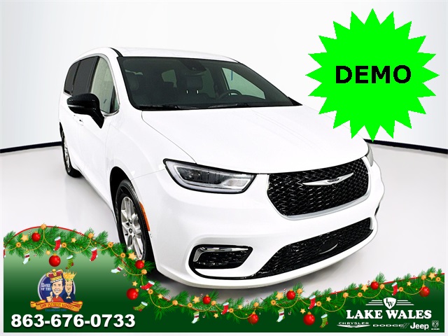 2026 Chrysler Pacifica Select's photo