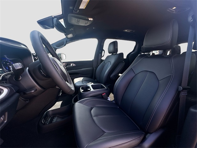 2025 Chrysler Voyager LX photo 18