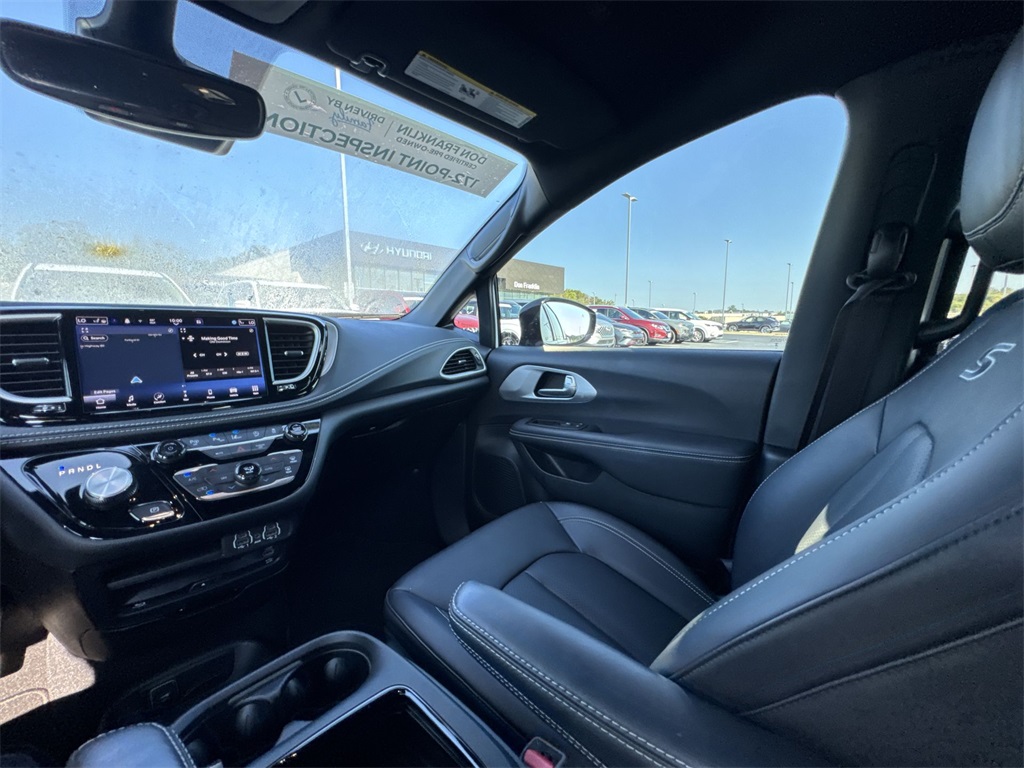 2024 Chrysler Pacifica Touring L photo 11