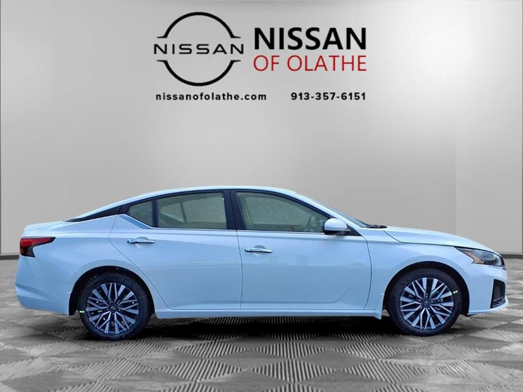 2025 Nissan Altima SV photo 24