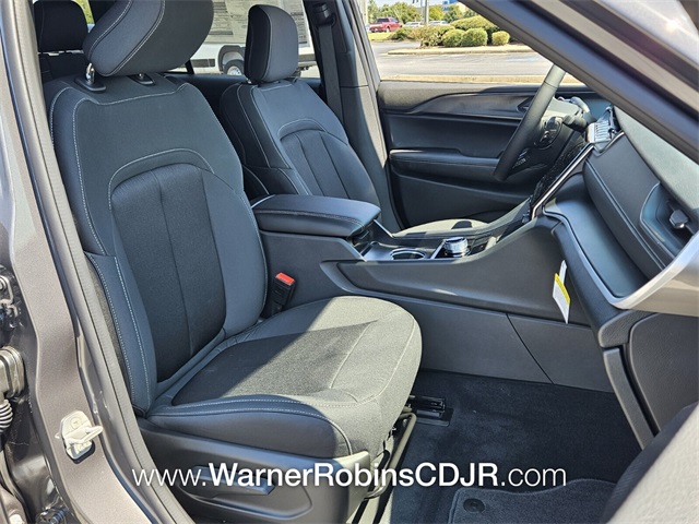 2025 Jeep Grand Cherokee Laredo photo 16