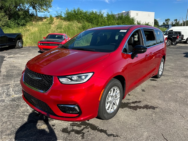 2025 Chrysler Pacifica photo 3