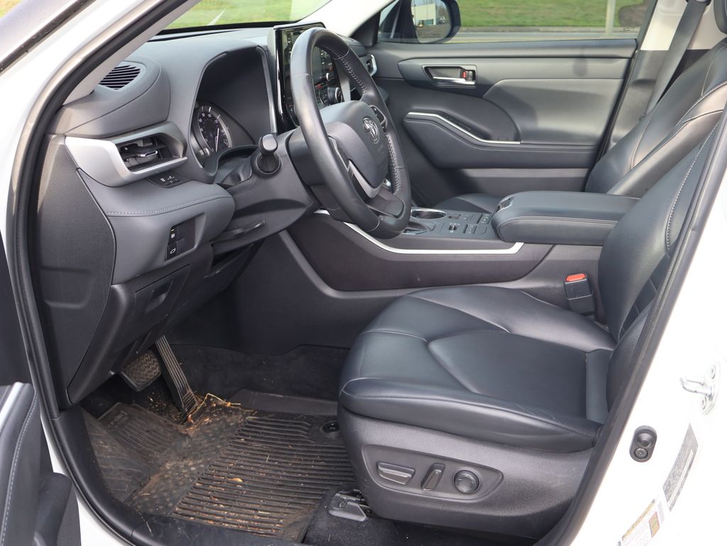 2022 Toyota Highlander XLE photo 4