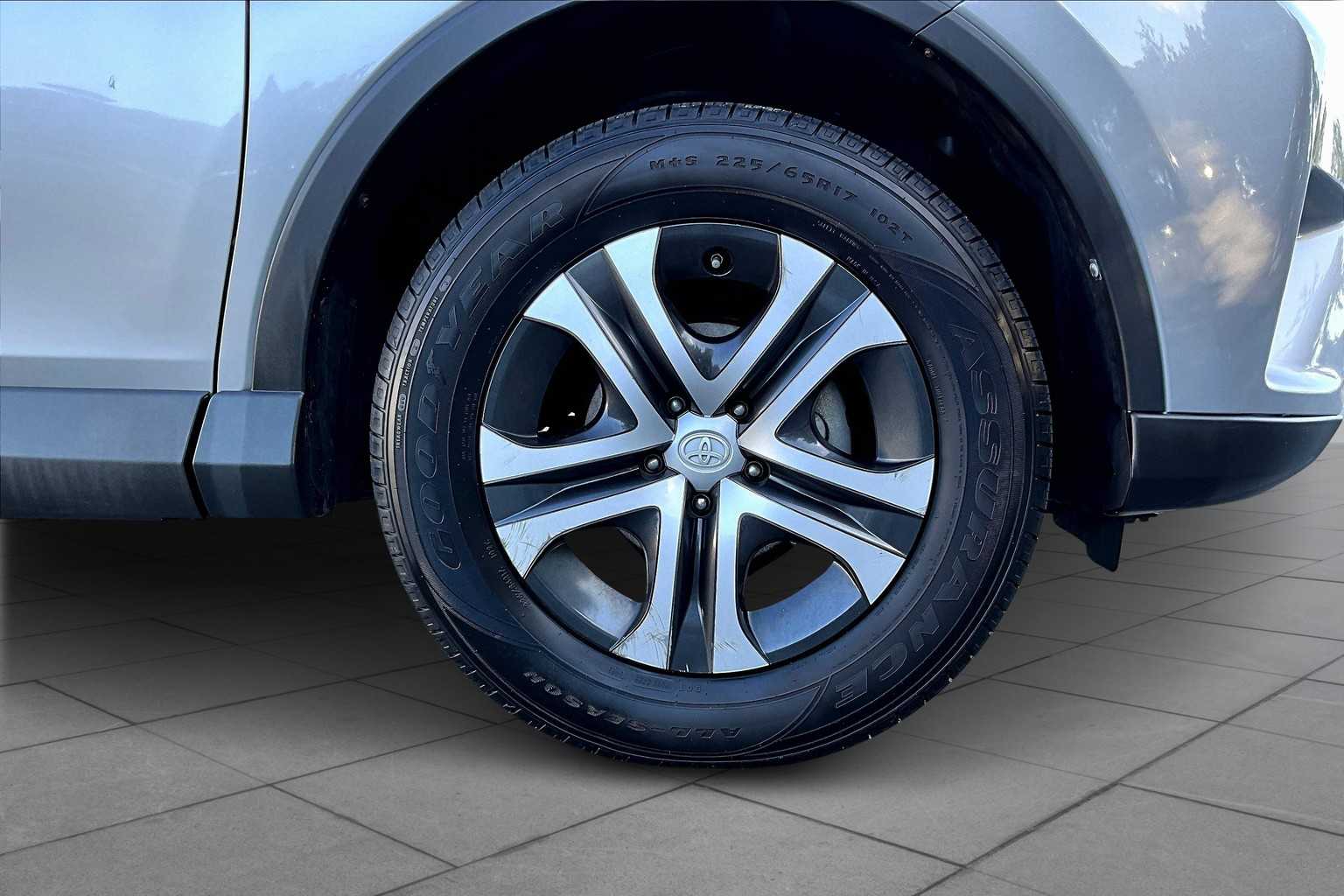 2017 Toyota RAV4 LE photo 9