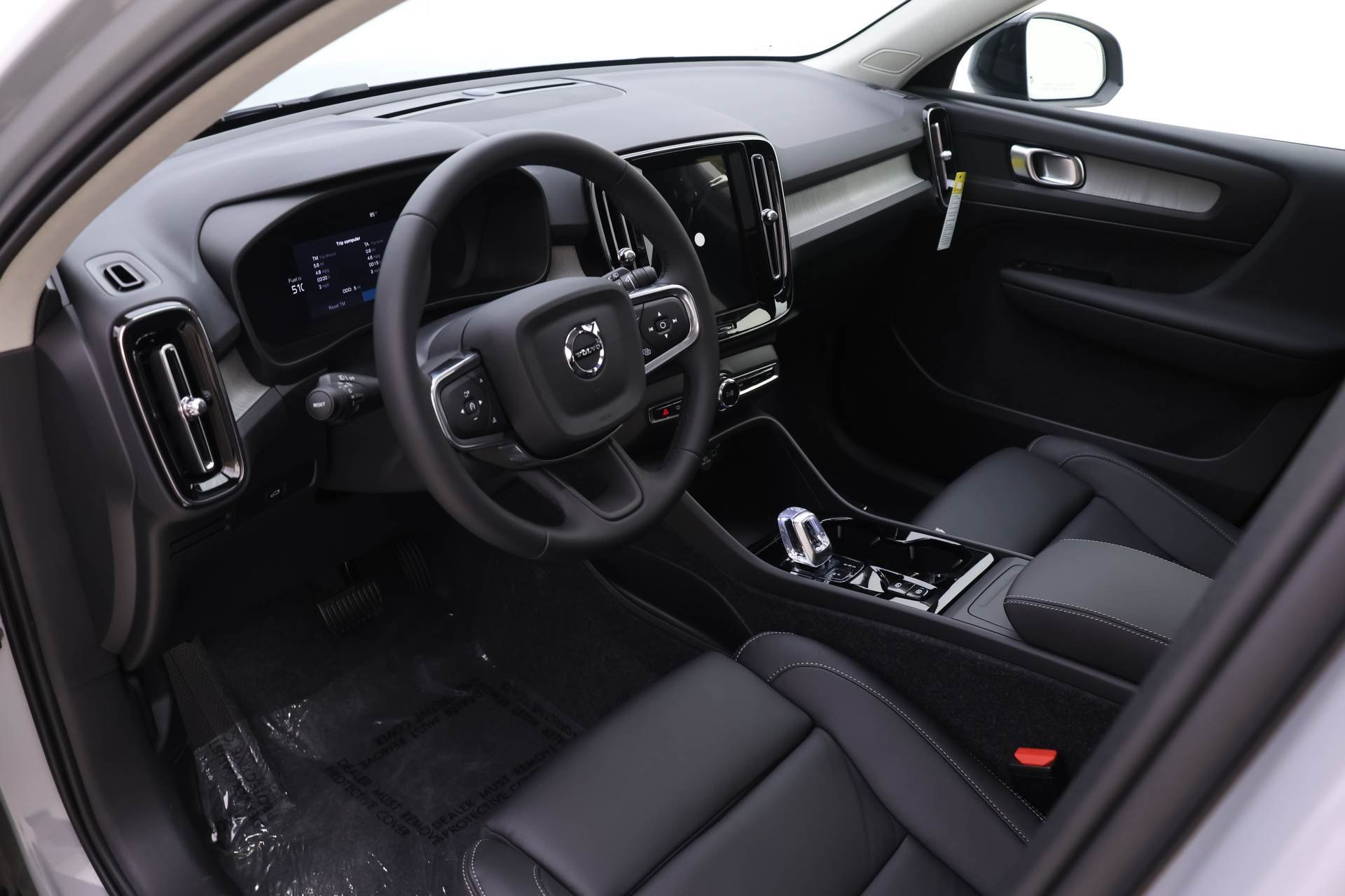 2026 Volvo XC40 Plus photo 6