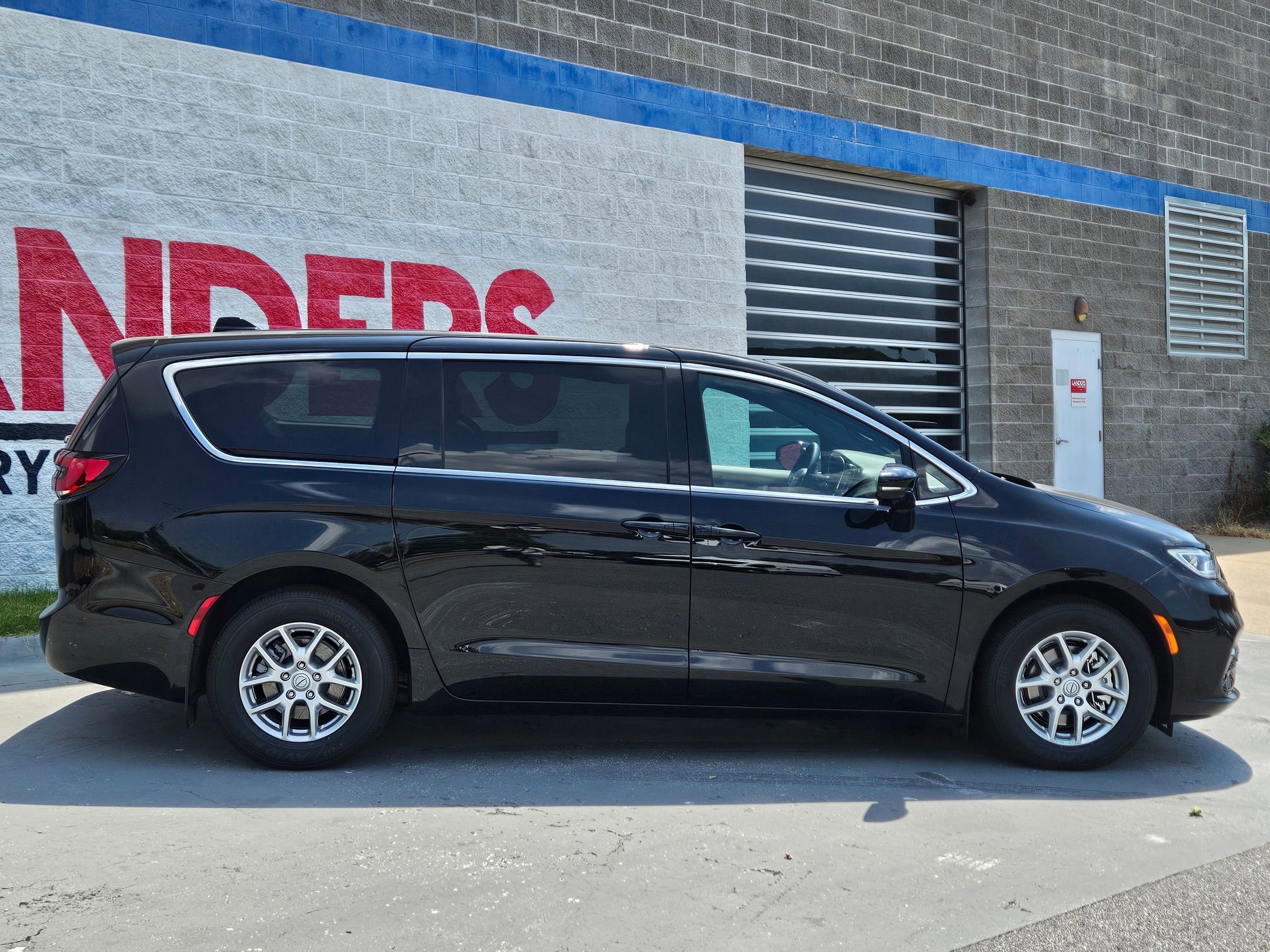 2026 Chrysler Pacifica photo 8