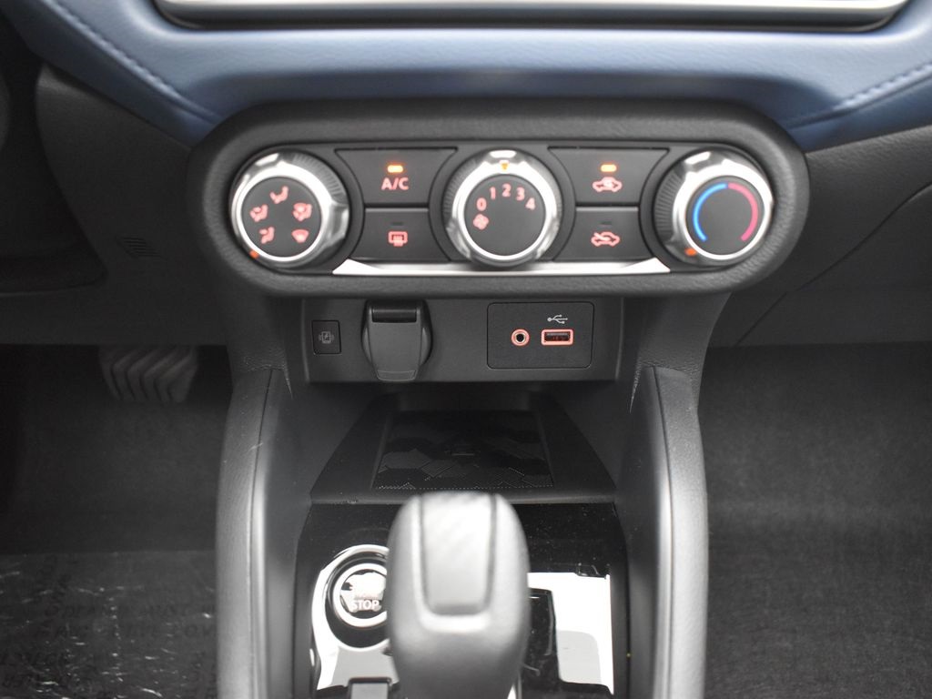 2025 Nissan Versa 1.6 SV photo 10