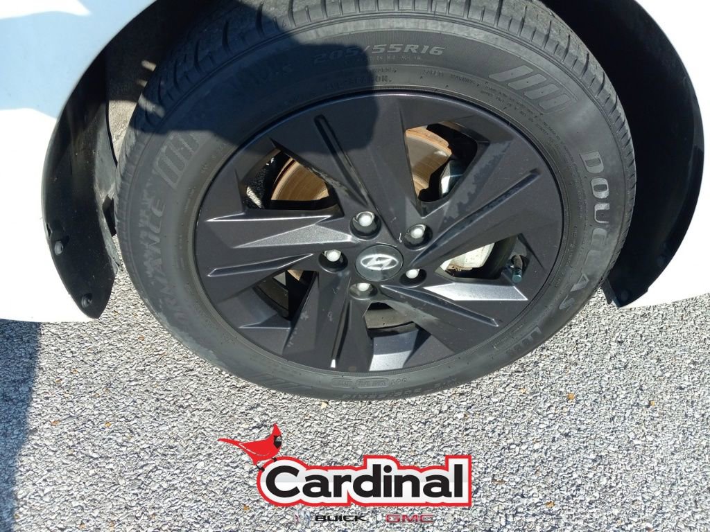 2022 Hyundai Elantra SEL Convenience photo 2