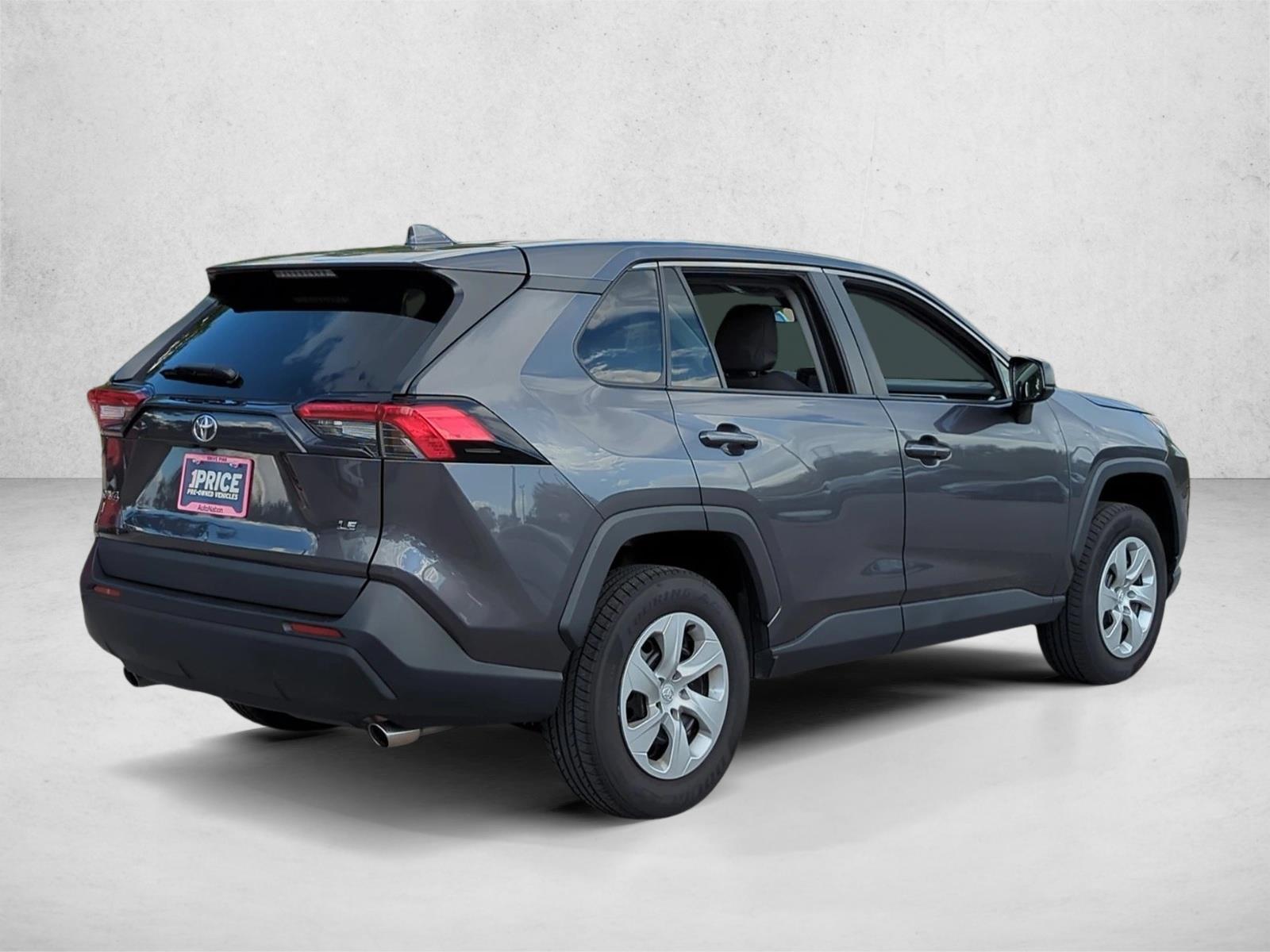 2022 Toyota RAV4 LE photo 4