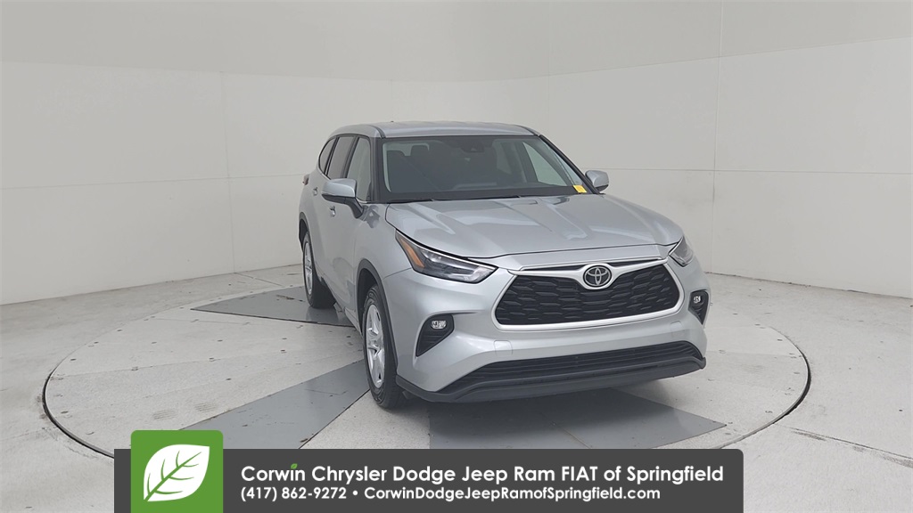 2024 Toyota Highlander LE photo 4