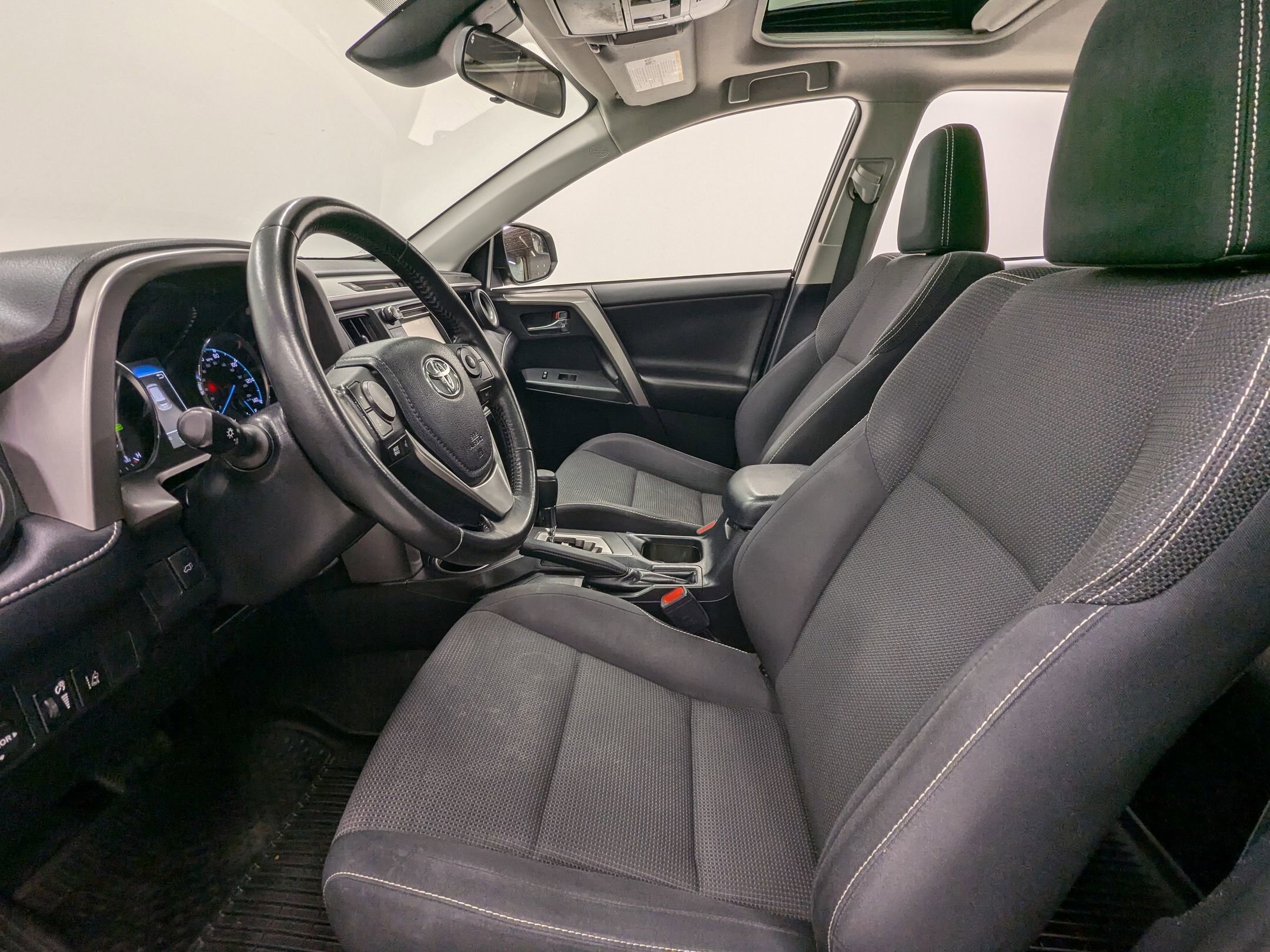 2018 Toyota RAV4 Hybrid LE photo 2