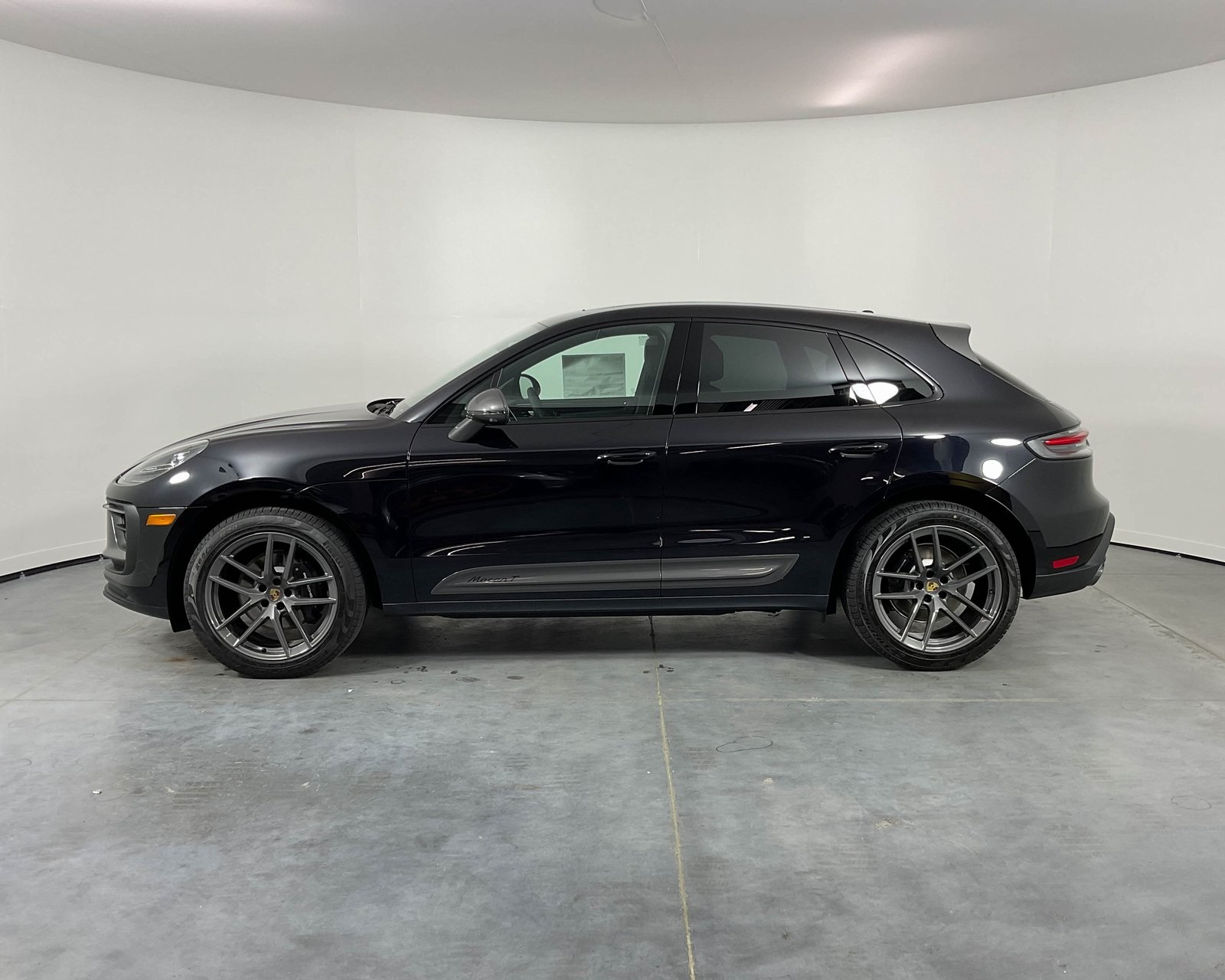 2025 Porsche Macan T photo 2