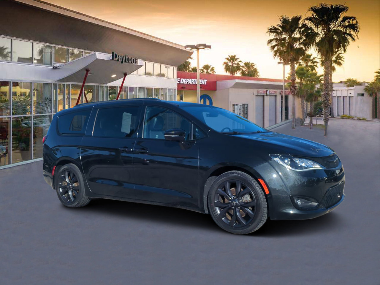 2018 Chrysler Pacifica Limited's photo