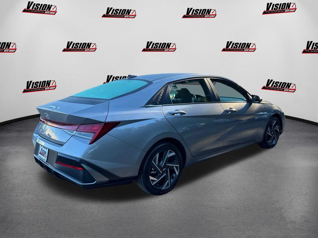 2025 Hyundai Elantra SEL Convenience photo 5