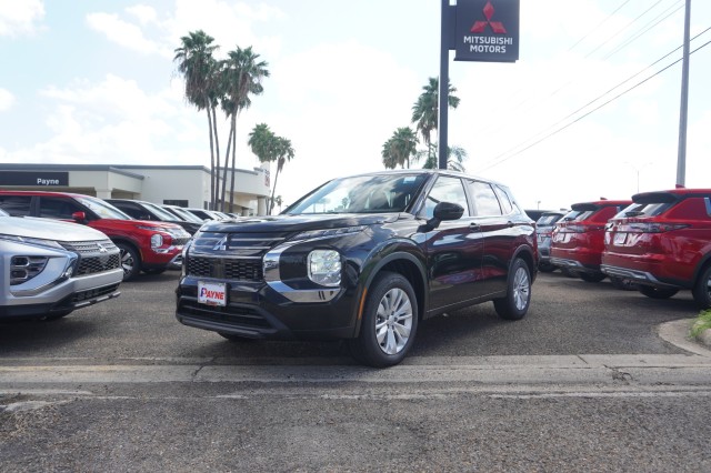 2025 Mitsubishi Outlander ES's photo