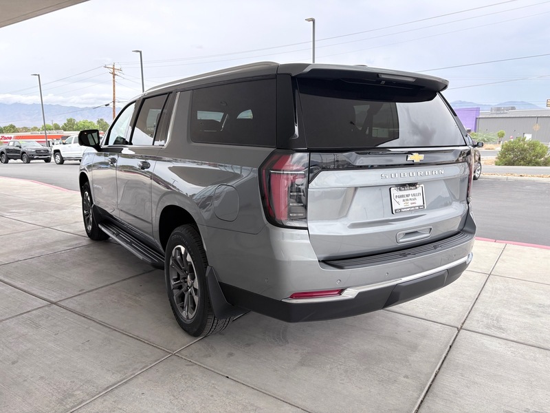 2025 Chevrolet Suburban LS photo 4