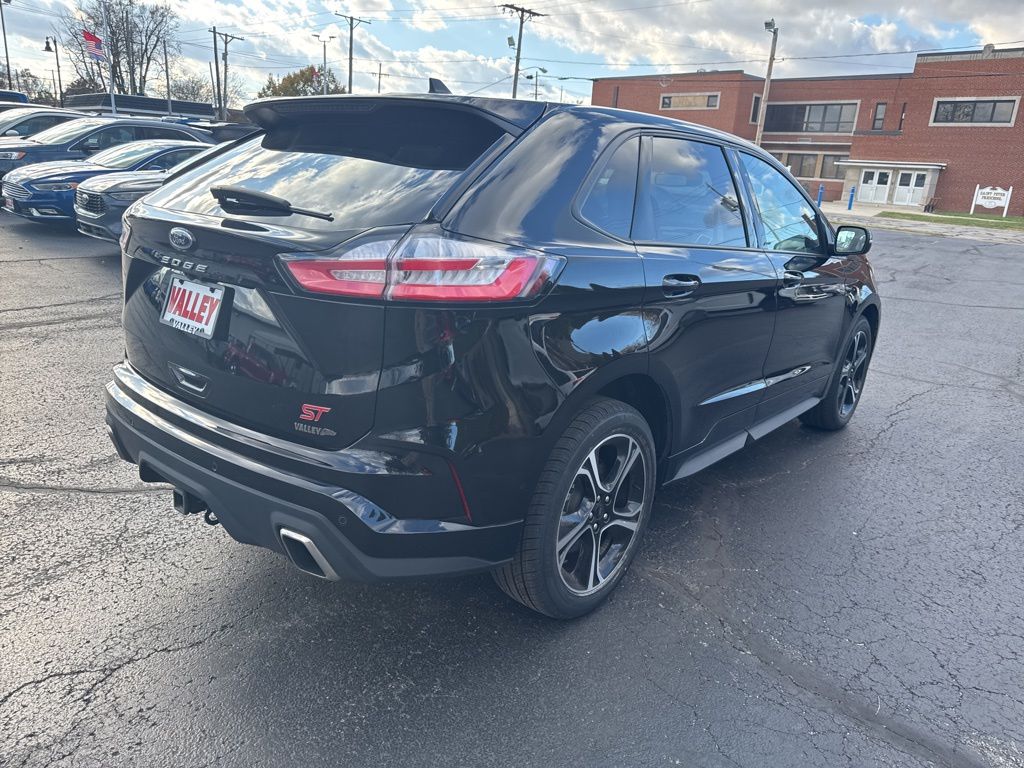 2022 Ford Edge ST photo 3