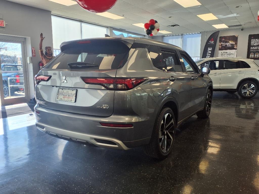 2024 Mitsubishi Outlander SEL photo 2