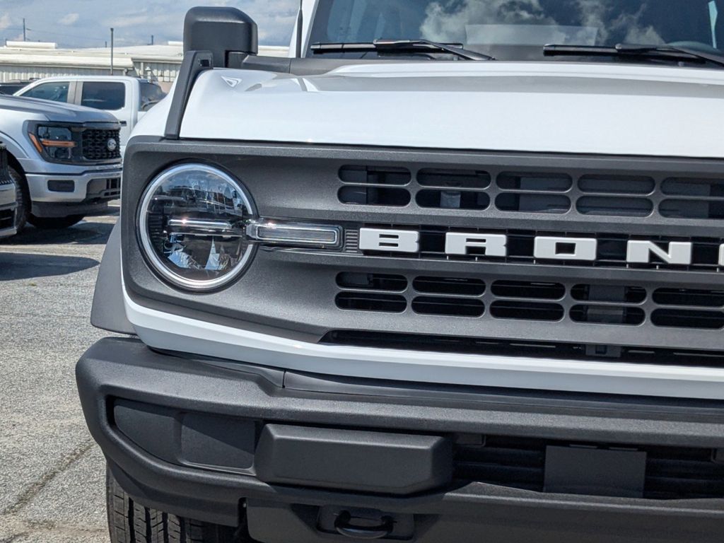 2025 Ford Bronco Base photo 9