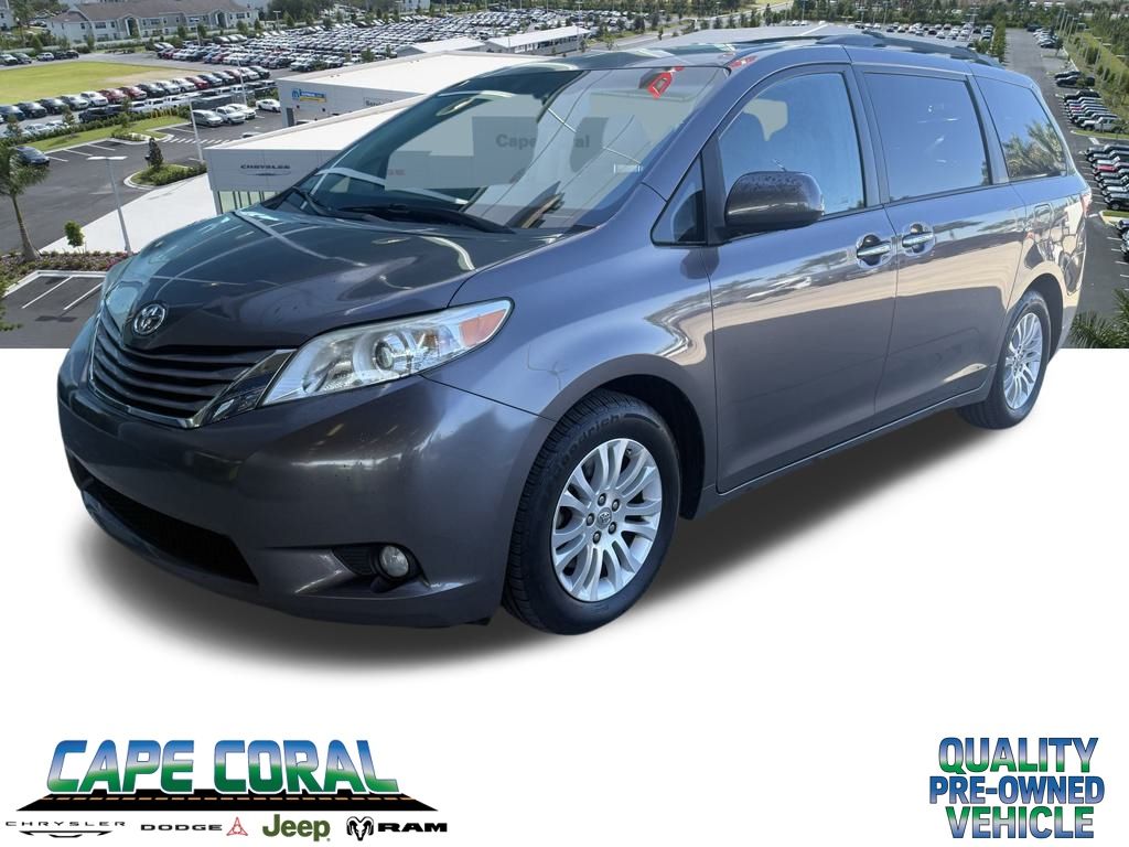 2016 Toyota Sienna XLE's photo