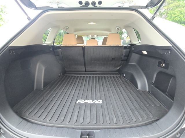 2022 Toyota RAV4 XLE photo 10