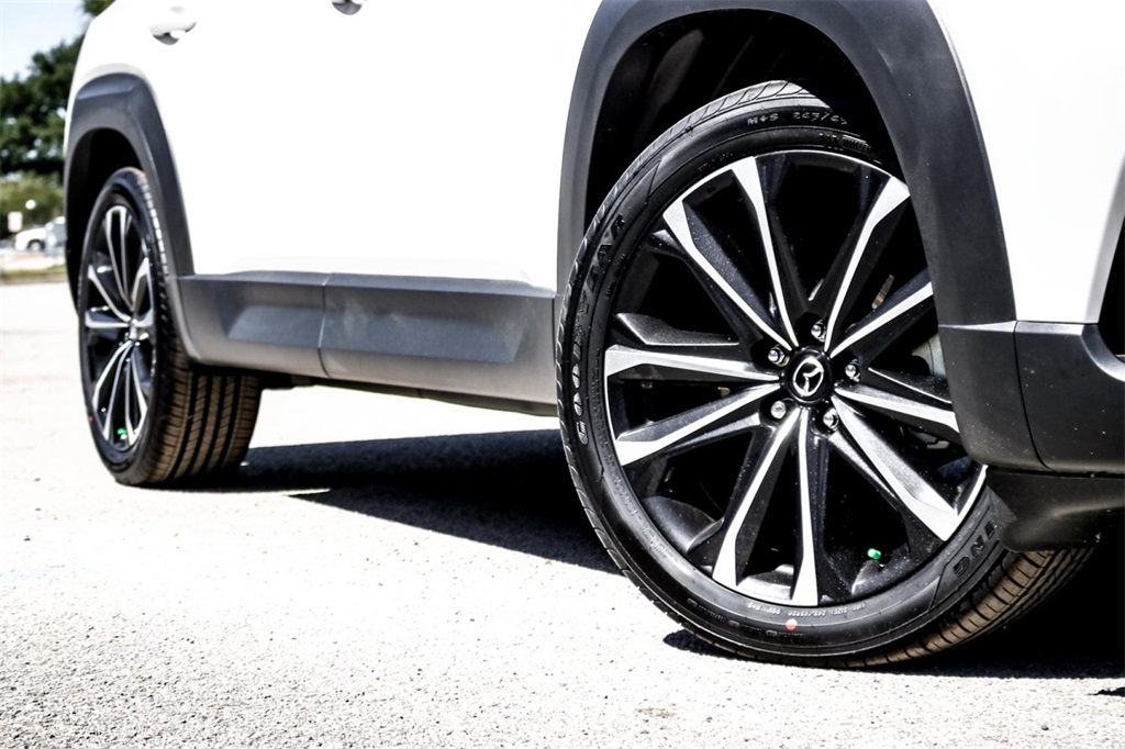 2025 Nissan Kicks S photo 2