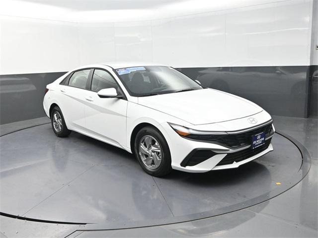 2025 Hyundai Elantra SE photo 2
