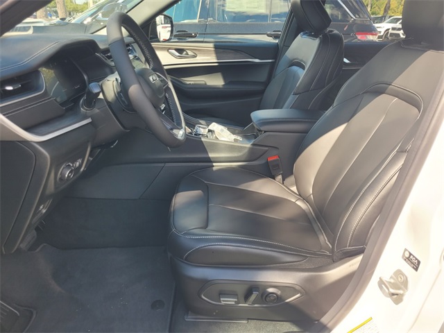 2025 Jeep Grand Cherokee Limited photo 3