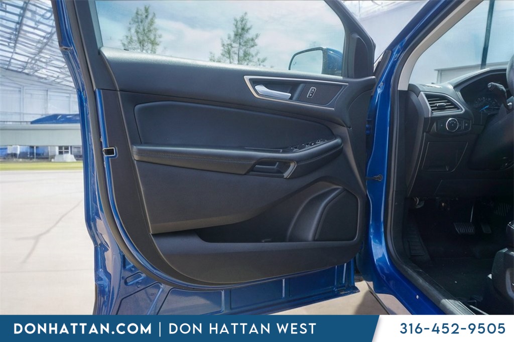 2022 Ford Edge SEL photo 2