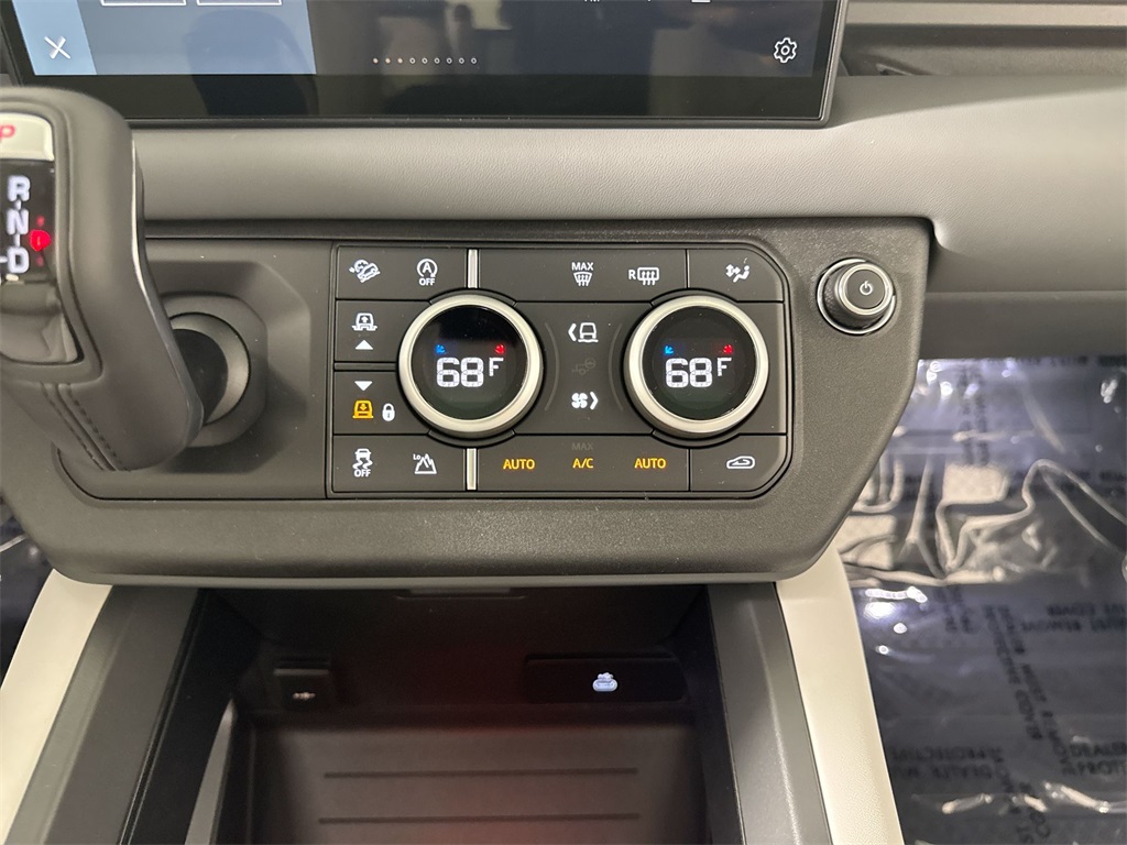 2025 Land Rover Defender 130 X-Dynamic SE photo 16
