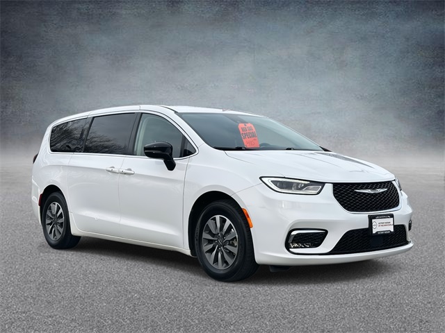 2024 Chrysler Pacifica PHEV Select's photo