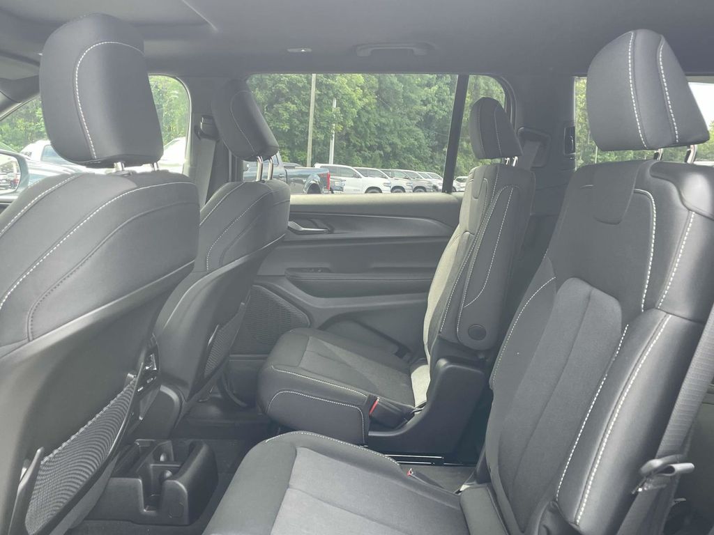 2025 Jeep Grand Cherokee Laredo X photo 17