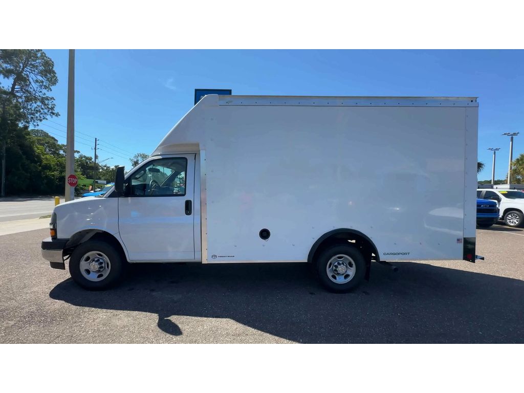 2025 Chevrolet Express Cutaway 3500 photo 4