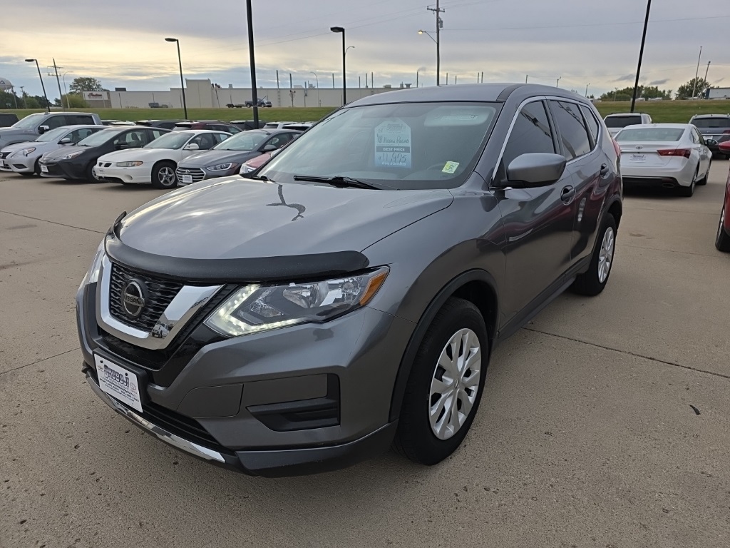 Used 2018 Nissan Rogue S with VIN KNMAT2MV9JP513169 for sale in Spirit Lake, IA