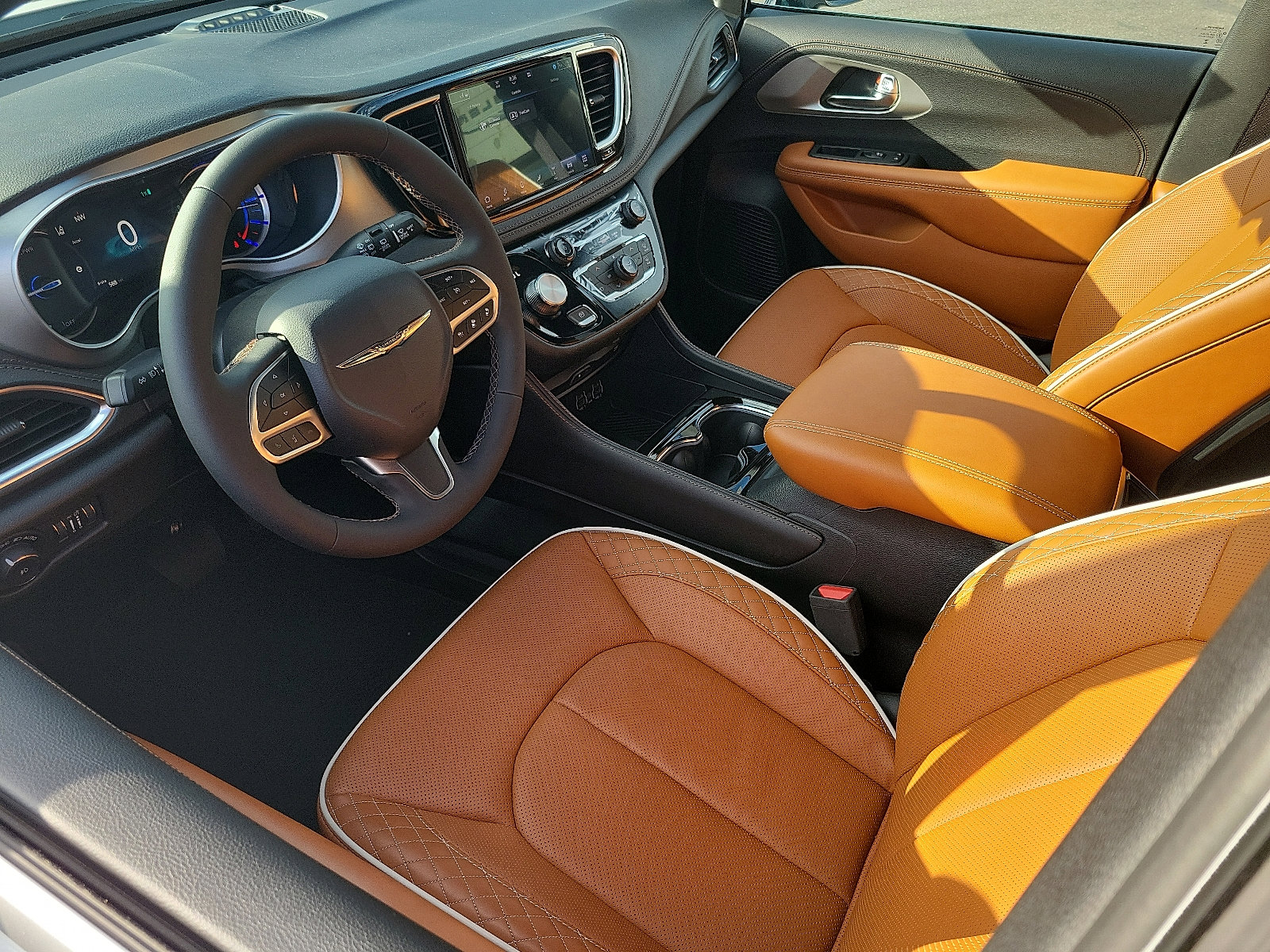 2025 Chrysler Pacifica Hybrid Pinnacle photo 3
