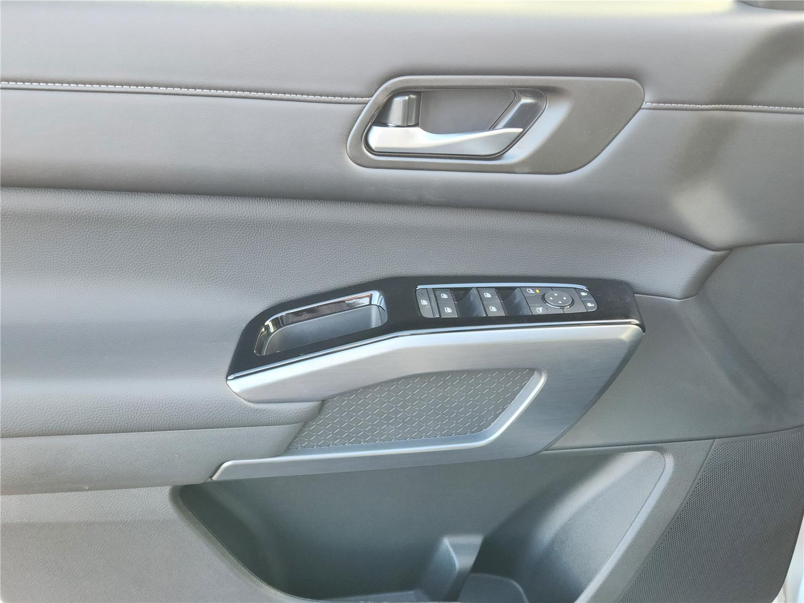 2025 Nissan Pathfinder SL photo 4