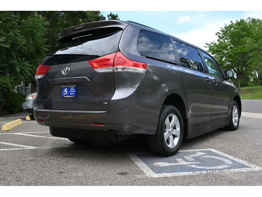 2012 Toyota Sienna LE photo 6