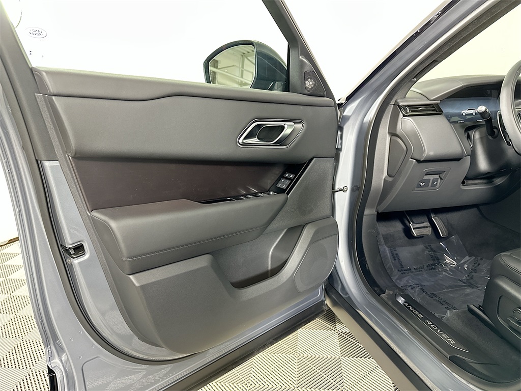 2026 Land Rover Range Rover Velar SE photo 19