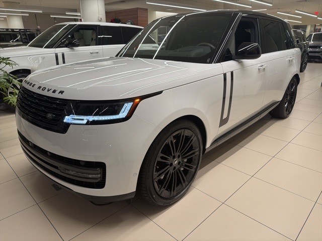 2025 Land Rover Range Rover SE's photo